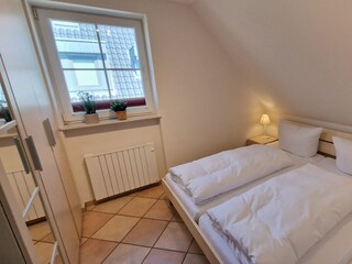 Schlafzimmer mit Doppelbett