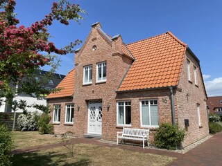 Hausansicht-von-der-Badallee