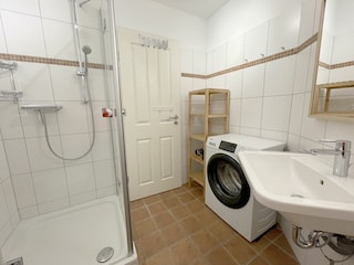 Badezimmer-mit-Waschmaschine