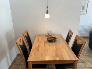 Esstisch mit 4 Stühlen