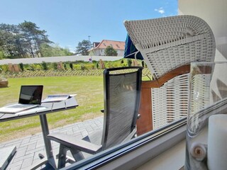 Detail Terrasse mit Strandkorb