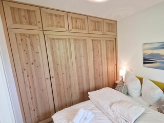 Schlafzimmer mit großem Kleiderschrank