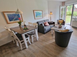 Wohnzimmer mit Blick zur Terrasse