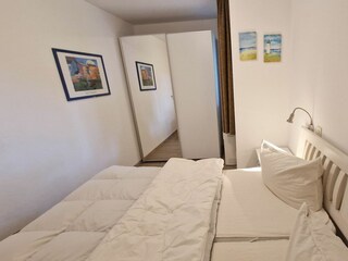 Schlafzimmer mit Kleiderschrank