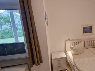 Schlafzimmer mit Fenster zum Garten