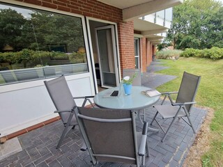 Terrasse mit Blick in den Garten