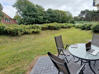 Terrasse mit Blick zum Garten