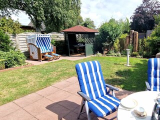 Terrasse mit Blick in den Garten