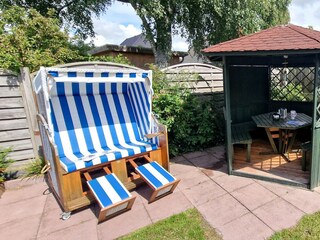 Strandkorb und Gartenlaube