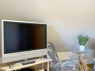 Schlafzimmer 3 mit Fernseher und Sitzgruppe