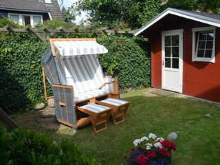 Garten mit Strandkorb und Hütte