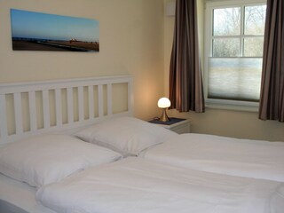 Schlafzimmer mit Doppelbett