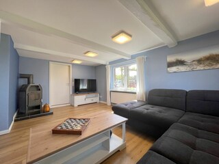 gemütliche Polsterecke vorm Kamin