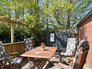 Blick auf die Terrasse vorm Haus