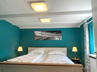 Schlafraum 1 mit Doppelbett im Erdgeschoss