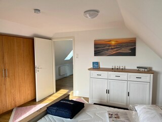 Schlafzimmer 3 mit Anrichte