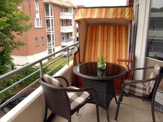 Balkon mit Strandkorb