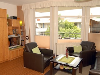 Wohnraum mit Zugang zum Balkon