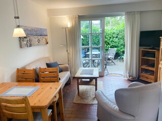 Wohnbereich mit Zugang zur Terrasse