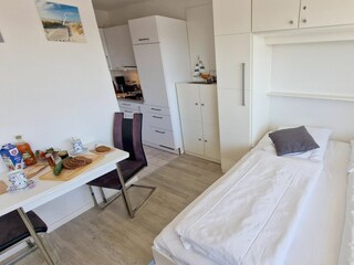 Schrankbett und Essbereich