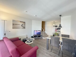 Blick vom Balkon ins Wohnzimmer