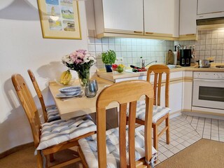 Küchenzeile mit Esstisch