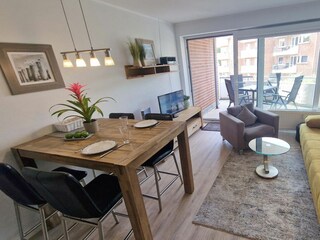 Wohnzimmer mit Blick zum Balkon