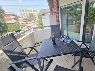 Wohnzimmerbalkon mit Blick zum Schlafzimmerbalkon