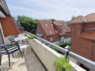 Großer Balkon mit Blick zum Wohnzimmer