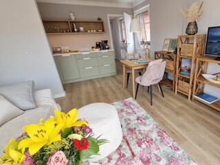 Wohnzimmer mit offener Küche