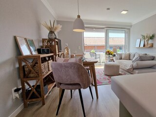 Blick von der Küche ins Wohnzimmer