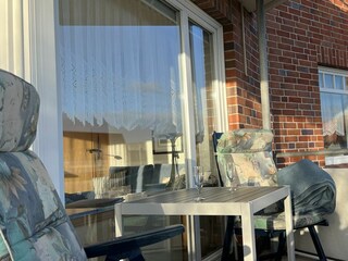 Sitzen auf dem Balkon mit Nachmittagssonne