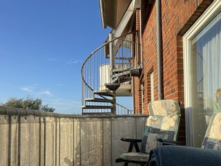 Sitzen auf dem Balkon mit Abendsonne gen Meer