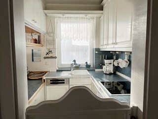 Küche mit halber Tür zum Eingangsflur