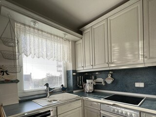 Küche im Landhausstil mit Anrichte zum Wohnraum