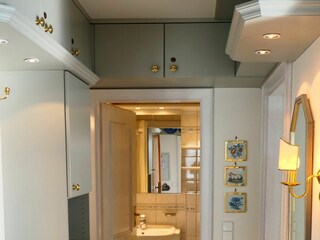 Flur mit Blick zum Duschbad