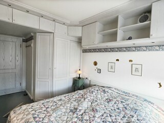 Schlafzimmer mit genügend Schrankraum