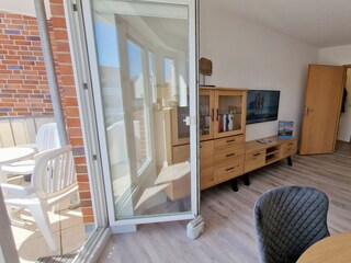 Wohnbereich mit Zugang zum Balkon