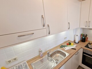 Moderne Küche mit Ceranfeld, Backofen & Geschirrspüler