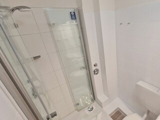 Badezimmer mit niedriger Dusche