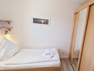 Schlafzimmer mit großem Kleiderschrank