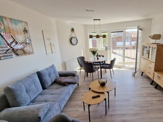 Wohnbereich mit Schlafcouch und Smart-TV