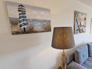 Wohnbereich mit einer Strandgutstehlampe
