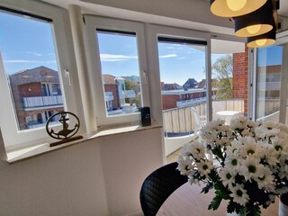 Blick vom Esstisch zum Balkon