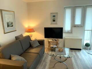 Wohnraum mit Zugang zum Balkon