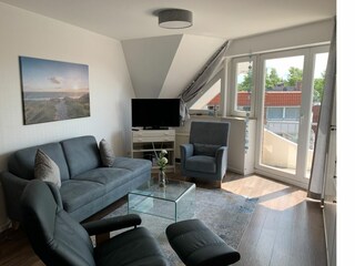 Wohnraum mit Zugang zum Balkon