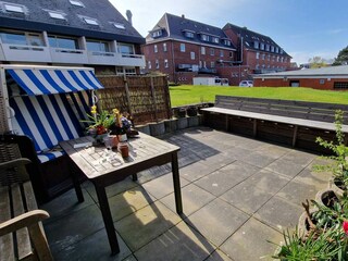 Große Terrasse mit Strandkorb