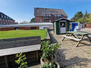 Fahrradhäuschen und zweiter Strandkorb