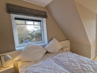 Schlafzimmer mit Doppelbett