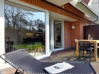 Terrasse mit Gartenmöbeln